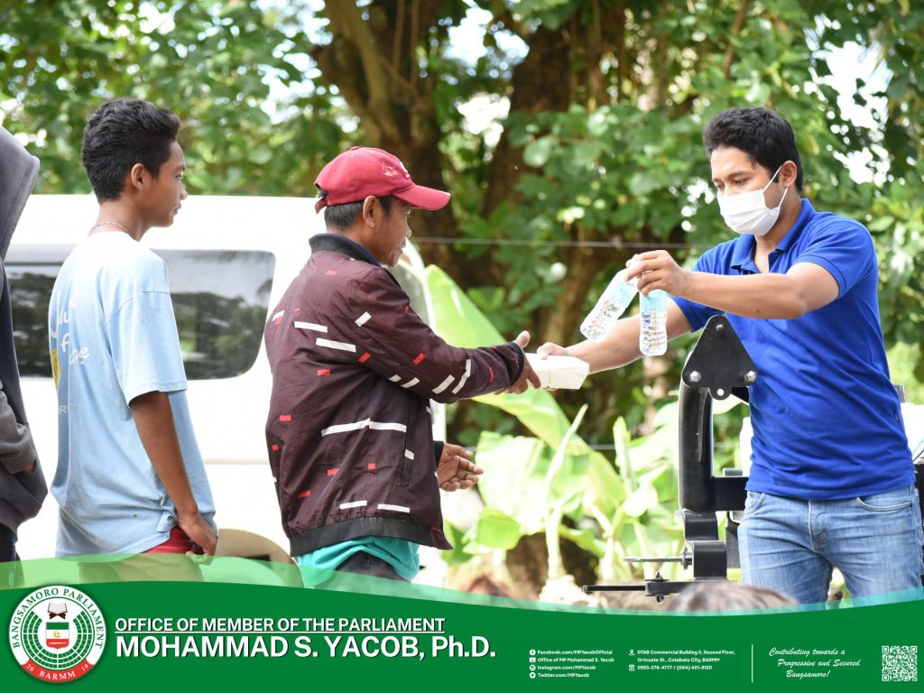 𝐈𝐍 𝐏𝐇𝐎𝐓𝐎𝐒| The Office of Member of the Parliament (MP) Mohammad S. Yacob, Ph.D. thru its KABPAGUYAGA Program delivers packed meals and drinking water